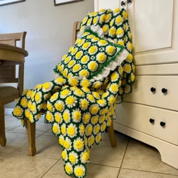 Vintage Hand-Made 3D Daisy Crochet Throw - Picture 1 of 6